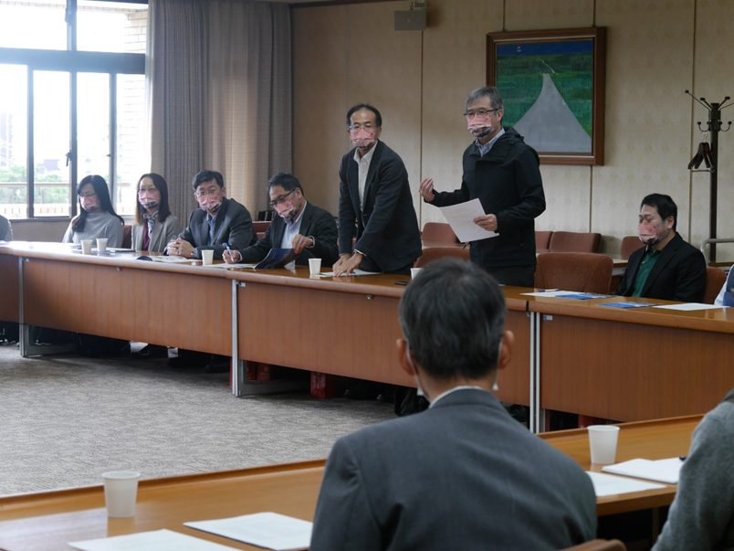 発言する中国文化大学のLo理学部長(右側)と同大学関係者