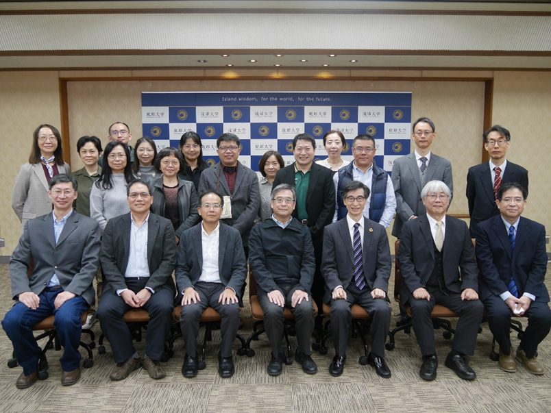 中国文化大学Lo理学部長（前列左から４番目）一行と西田学長（前列右から３番目）
古川理学部長（前列右から２番目）ほか関係者